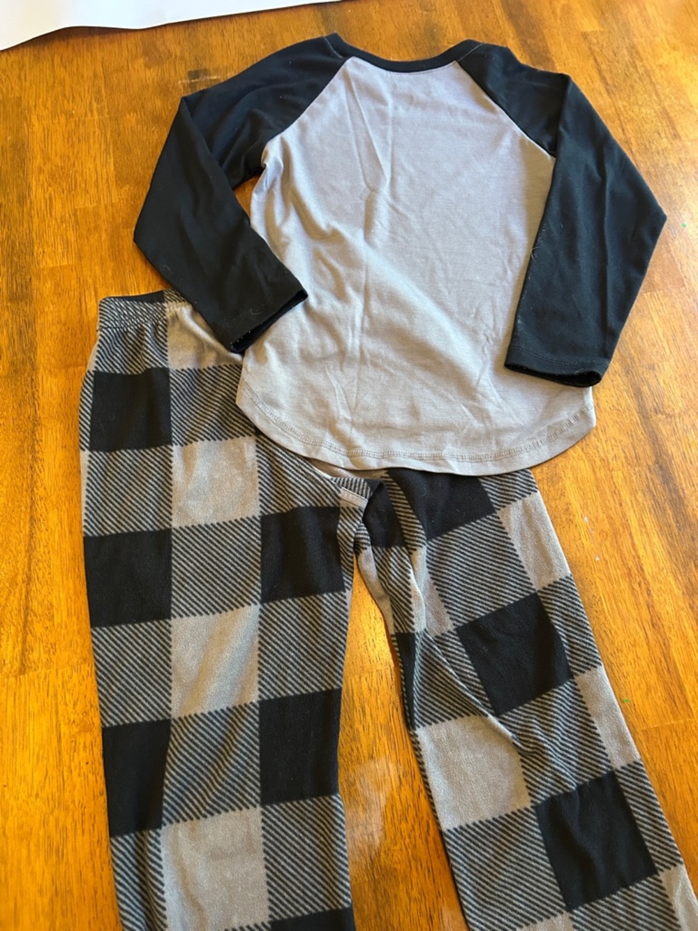 GAP Black and Gray Raglan Pajama Set | Boy Size 6 | PJ Top Matching Plaid Bottom - Picture 5 of 5